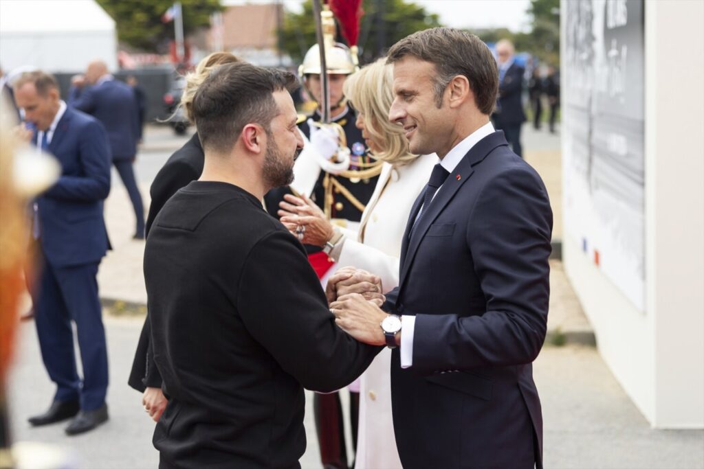 El presidente de Francia, Emmanuel Macron, saluda a su homólogo de Ucrania, Volodimir Zelenski - Europa Press/Contacto/Ukraine Presidency/Ukrainian
