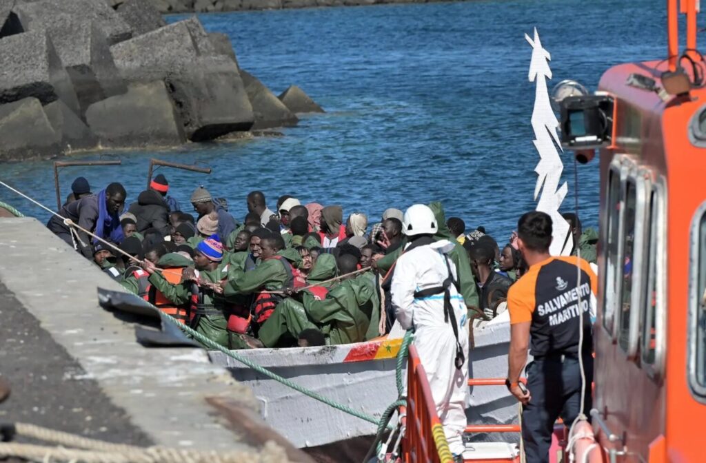 Uno de los últimos cayucos que ha llegado a El Hierro. Imagen EFE