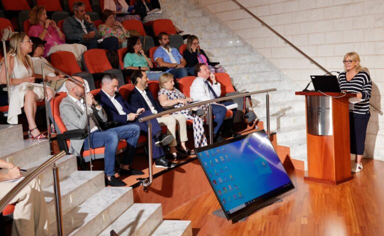 Sanidad anuncia una estrategia de humanización para mejorar la atención al paciente en las islas