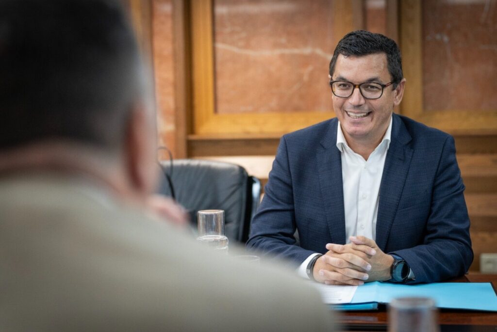 Trenes en Canarias. Imagen: Pablo Rodríguez, consejero de Obras Públicas y Movilidad del Gobierno de Canarias.