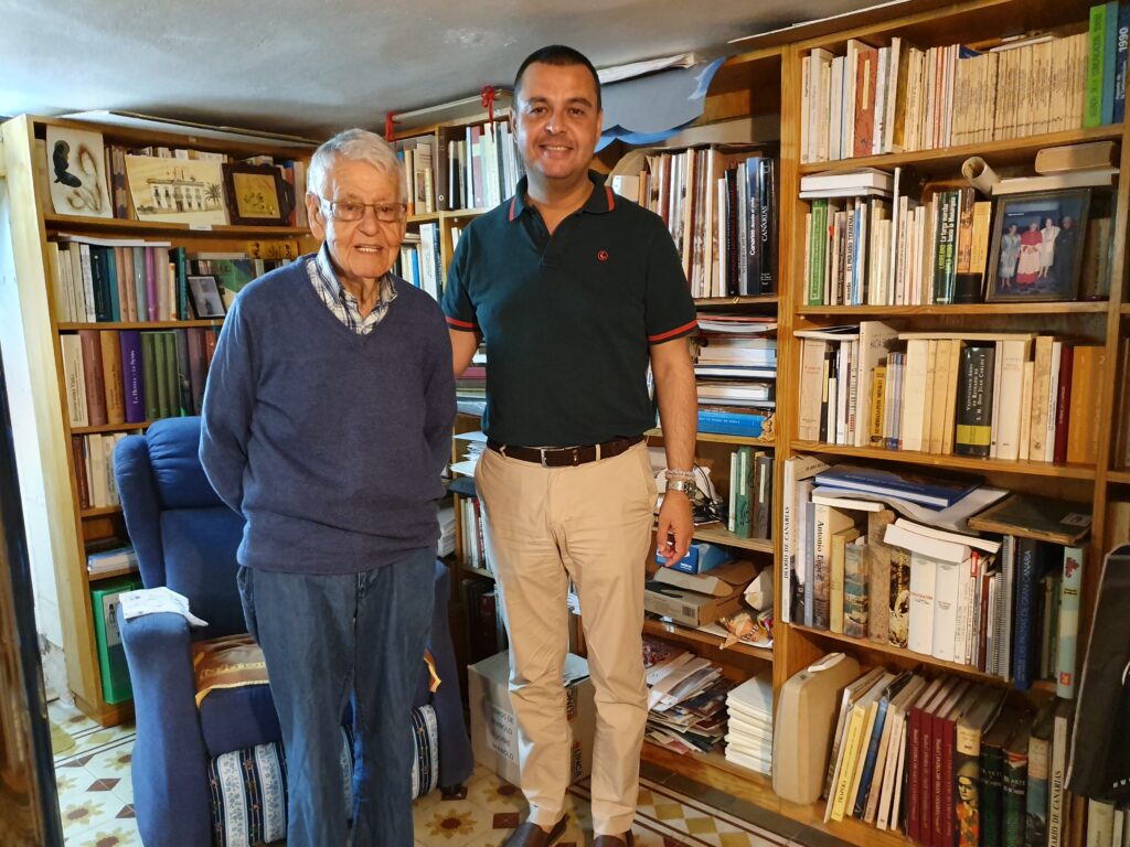 Fallece el periodista Pedro González Sosa, cronista oficial de Guía (Gran Canaria). En la imagen, Pedro González Sosa junto al alcalde de Santa María de Guía, Pedro Rodríguez. Fotografía: Ayuntamiento de Santa María de Guía.