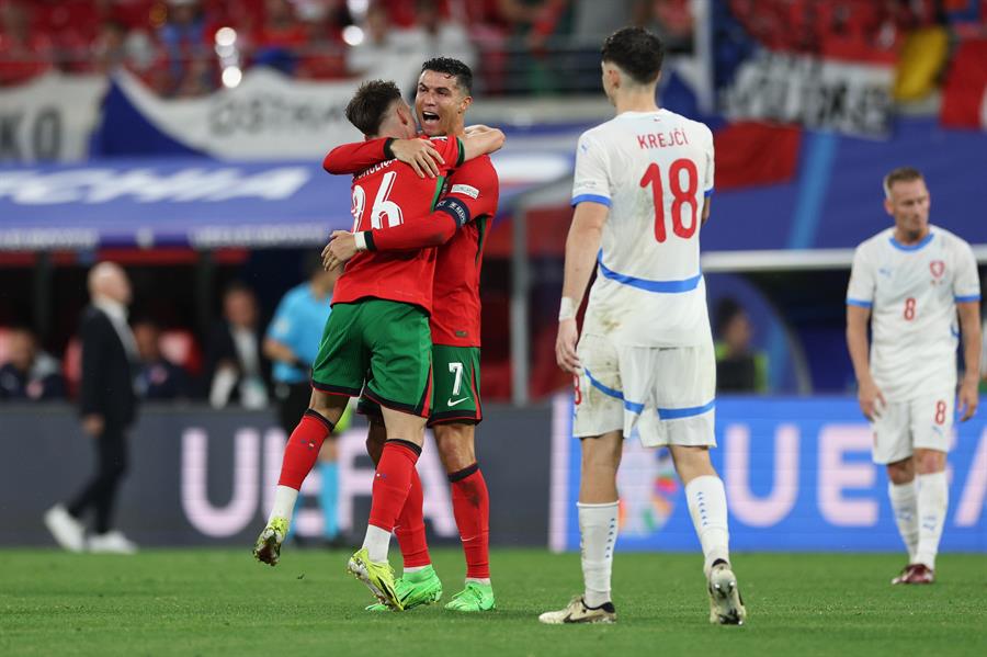 Triunfo de Portugal. Jugadores de Portugal celebran la victoria ante la República Checa. EFE