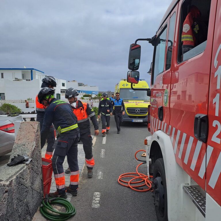 Un hombre de 87 años rescatado tras quedar atrapado en su vehículo en Lanzarote