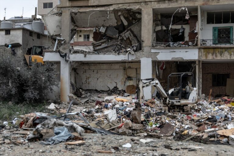 Al menos 19 muertos tras un ataque israelí contra un edificio en el sur de Líbano