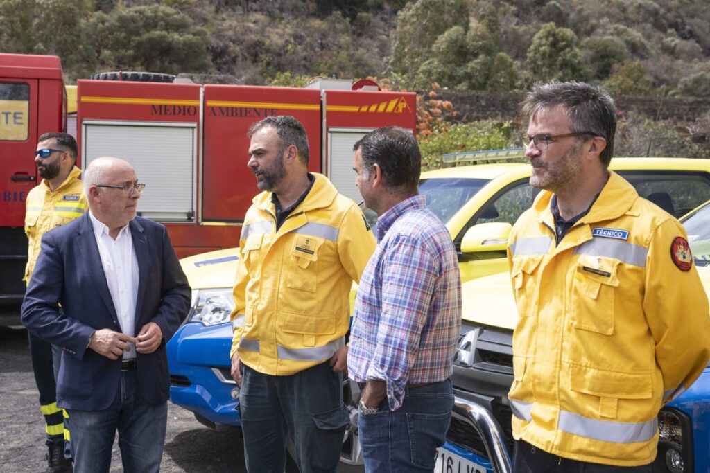 El presidente del Cabildo de Gran Canaria, Antonio Morales (i) y el jefe de Emergencias del Cabildo de Gran Canaria, Federico Grillo (2i), en la presentación de la campaña de este año / Cabildo de Gran Canaria