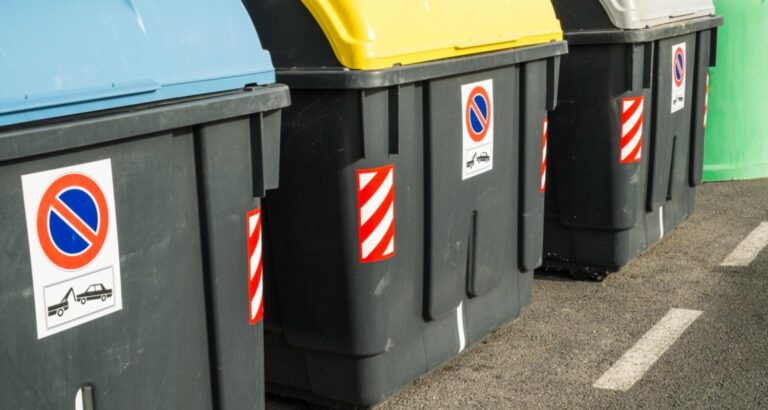 Un vecino de Candelaria denuncia que vive con siete contenedores de basura junto a la fachada de su casa