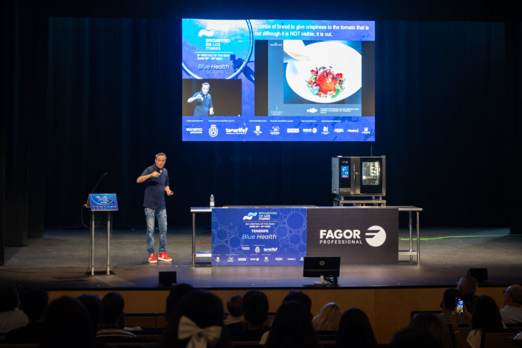 Javier Torres de la Cocina Hermanos Torres durante su participación en el 'Encuentro de los Mares' en Tenerife / Cabildo de Tenerife