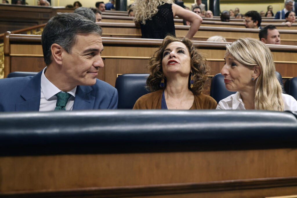 Pedro Sánchez cancela su agenda por motivos personales El presidente del Gobierno, Pedro Sánchez, conversa con la vicepresidenta primera y ministra de Hacienda, María Jesús Montero (c), y con la vicepresidenta segunda y ministra de Trabajo, Yolanda Díaz, durante la sesión de control en el Congreso de los Diputados este miércoles. EFE/ J P Gandul