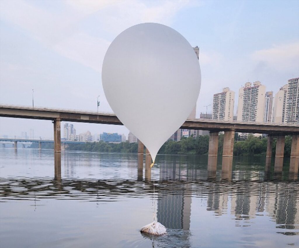 Globo con basura enviado por Corea del Norte hacia Corea del Sur / Europa Press