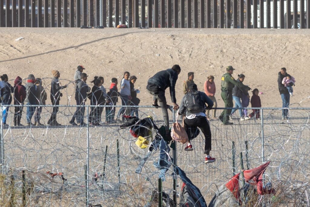 Biden toma nuevas medidas para frenar a los migrantes. Imagen: Migrantes en la frontera sur de Estados Unidos. David Peinado/Zuma Press/dpa