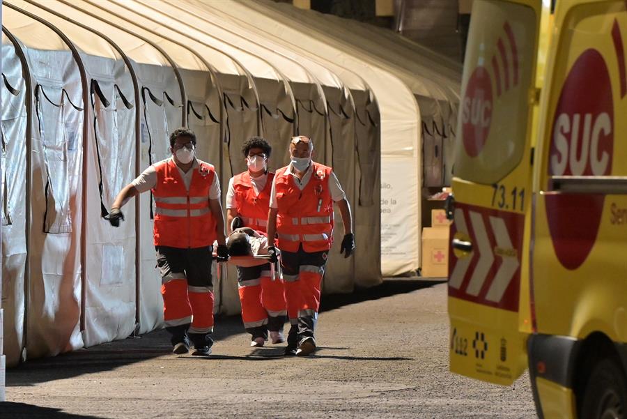 464 migrantes rescatados, un parto a bordo y una decena de desaparecidos en la ruta canaria