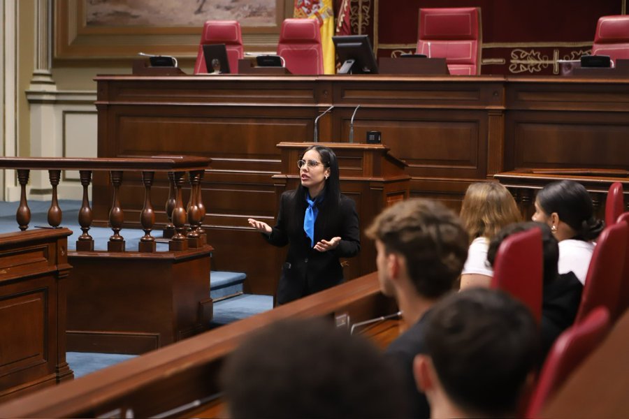 Alumnado de tres colegios de las islas en el Parlamento de Canarias. Imagen @parcan