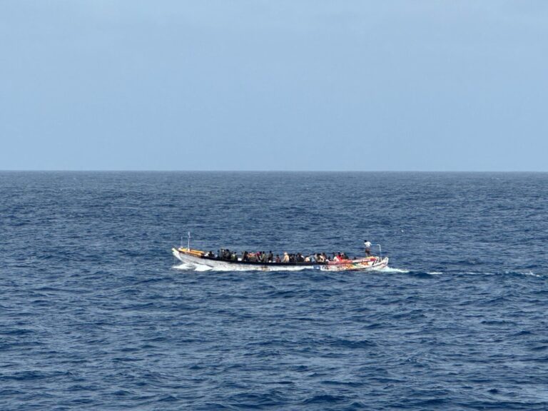 Llega una patera con 49 migrantes al sur de Tenerife 