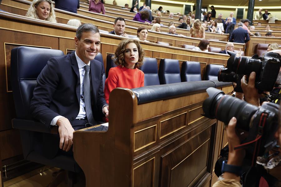 El presidente del Gobierno, Pedro Sánchez (i), junto a la vicepresidenta primera y ministra de Hacienda, María Jesús Montero (d), durante la sesión de control que se celebra, este miércoles, en el Congreso de los Diputados en Madrid. EFE/ Mariscal
