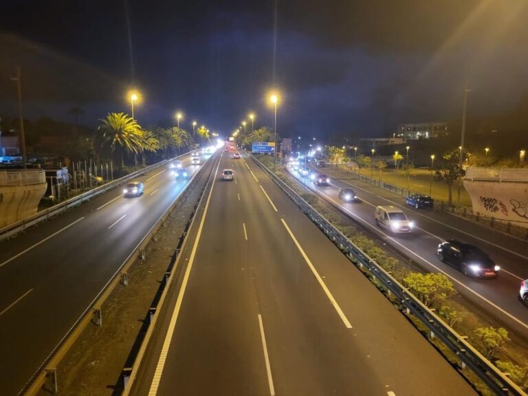 Heridas dos personas, una de ellas grave, tras un choque entre un turismo y una moto en la autopista TF-5