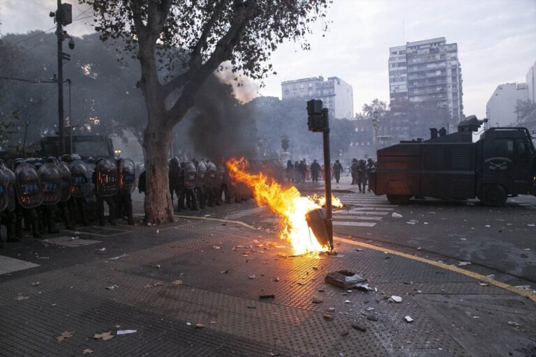 El Senado de Argentina aprueba la reforma estrella de Milei entre protestas