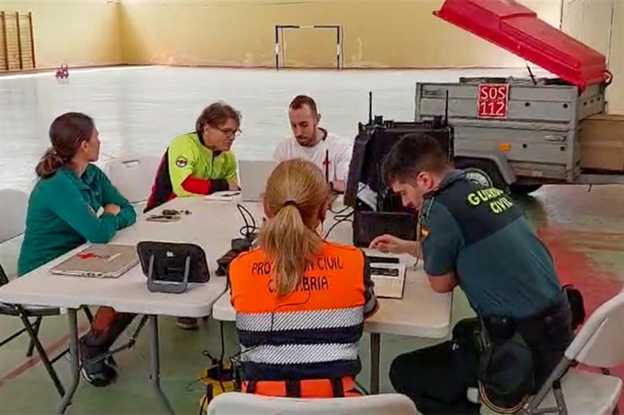 Puesto de mando avanzado instalado en el polideportivo de La Gándara activado para la búsqueda de los dos espeléologos que se adentraron ayer sábado en la cueva Garmaciega-Sima del Sombrero, en la localidad cántabra de Soba. EFE / Gobierno de Cantabria.