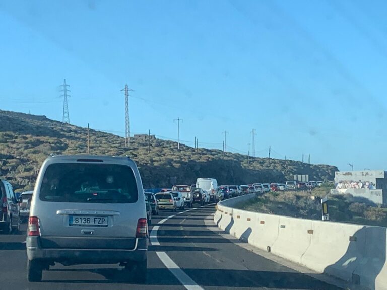 Ocho heridos de distinta consideración en una colisión de seis coches en Tenerife