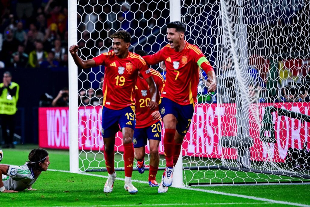Jamal y Morata celebran el gol que da el triunfo a España / Selección Española