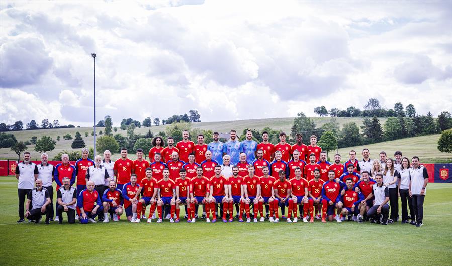 La selección con personal de la RFEF. Imagen EFE