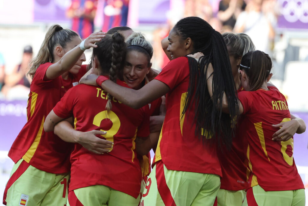 Athenea del Castillo y Alexia Putellas impulsaron a España a los cuartos de final como primera de grupo frente a Brasil