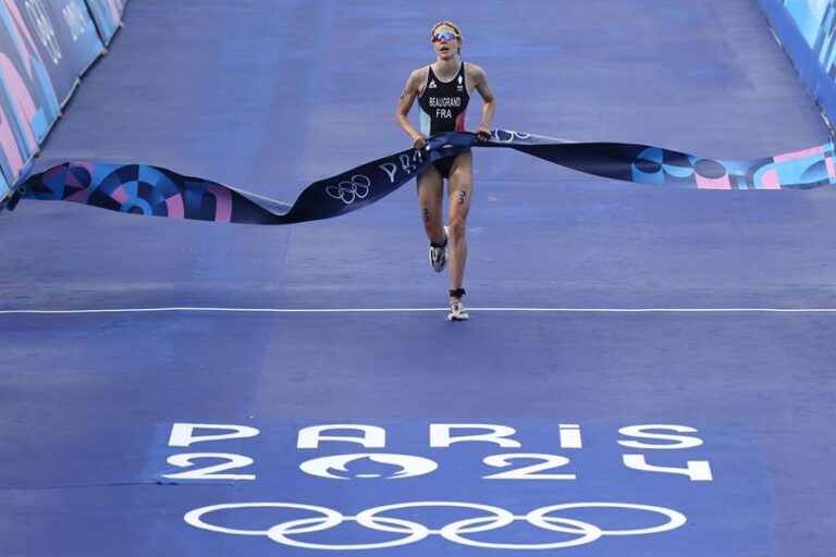 La francesa Beaugrand desata la fiesta en París con el oro olímpico en triatlón