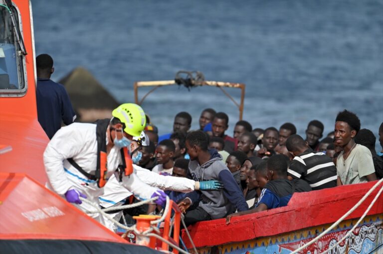 Llegan 190 migrantes en tres cayucos a El Hierro y Tenerife
