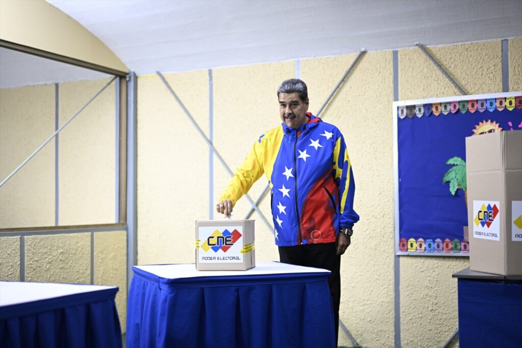 El consejo electoral da la victoria a Maduro y la oposición denuncia irregularidades