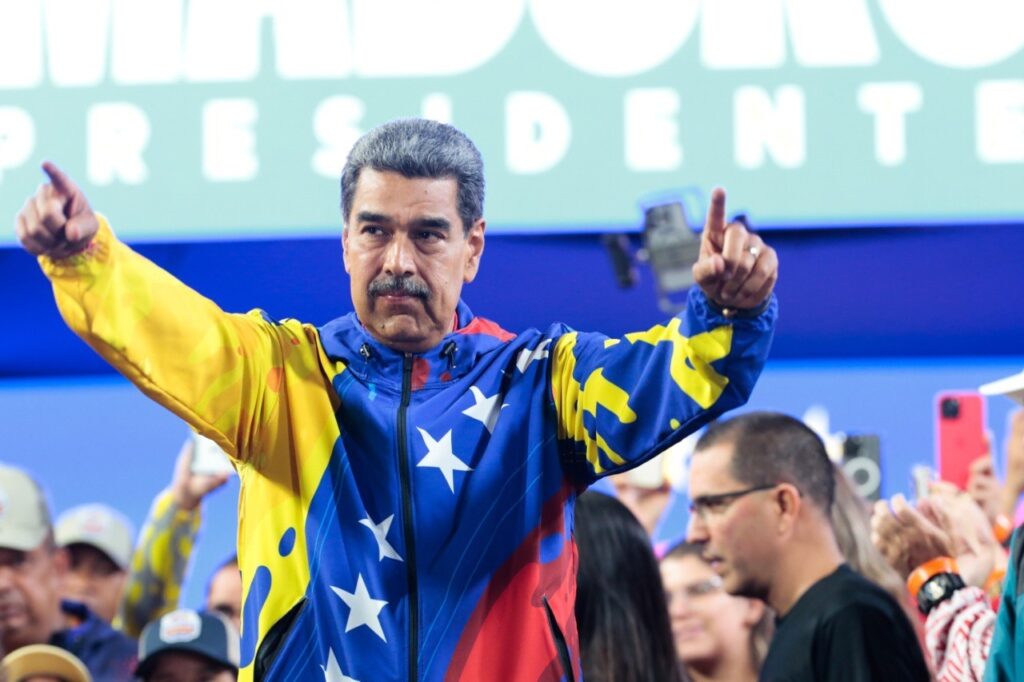 Opositores protagonizan caceroladas y cortes de carreteras en Venezuela
