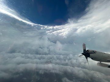 El huracán Beryl captado desde el avión del servicio de Reconocimiento Meteorológico de Estados Unidos que sobrevoló la zona este martes