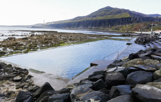 Un menor de 11 años está herido tras tirarse de cabeza y golpearse en la playa de La Laja