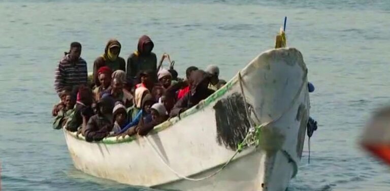 Llegan 158 migrantes en dos cayucos a Gran Canaria