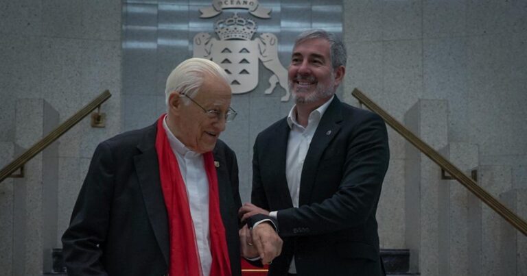 Clavijo analiza con el Padre Ángel la emergencia humanitaria en Canarias