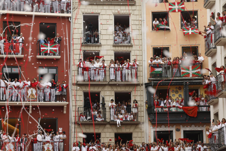 Los Sanfermines arrancan al ritmo del grupo de danzas Duguna