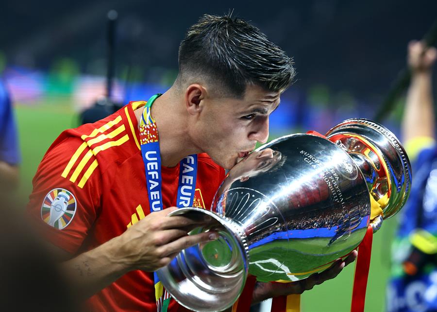 Álvaro Morata, capitán de la Selección Española con la Copa de la Eurocopa / EFE
