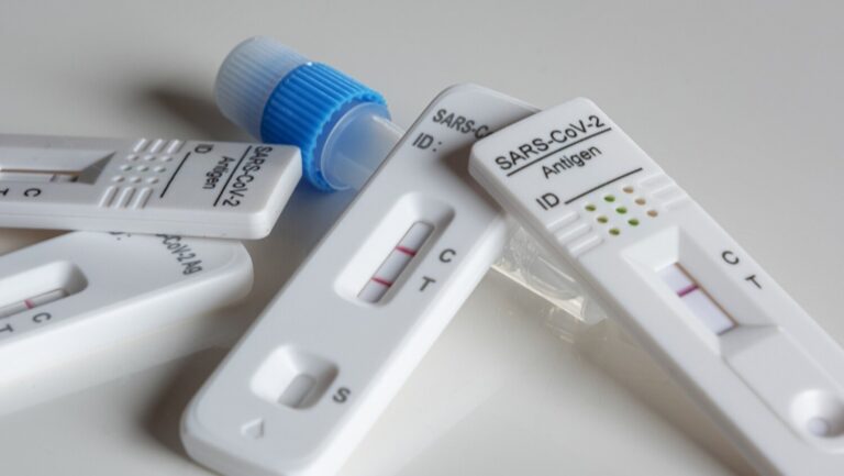 Farmacéuticos advierten del pico de contagios por covid y el poco uso de mascarillas