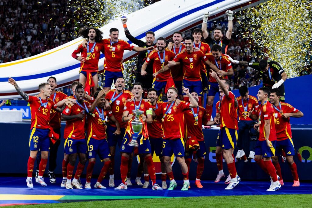 La Selección Española encabezada por el capitán Álvaro Morata levanta la copa de la Eurocopa 2024 / Selección Española