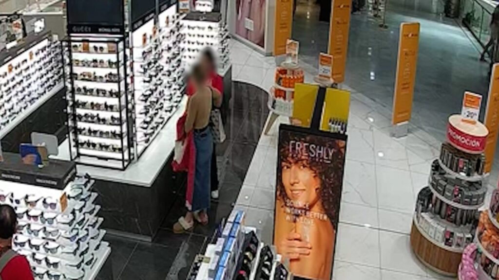 Imagen de cámaras de seguridad compartidas por la Guardia Civil sobre los robos cometidos en centros comerciales / Guardia Civil