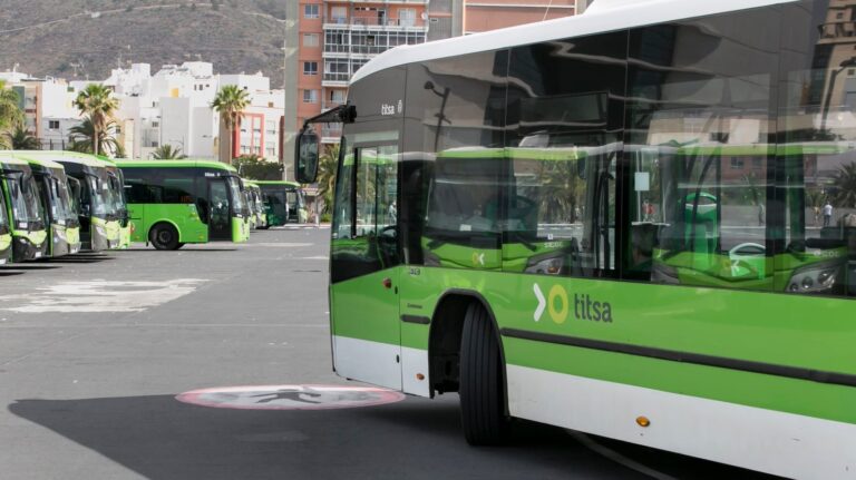 La Mesa del Transporte Terrestre insta al Estado a asumir el coste íntegro de la gratuidad de las guaguas