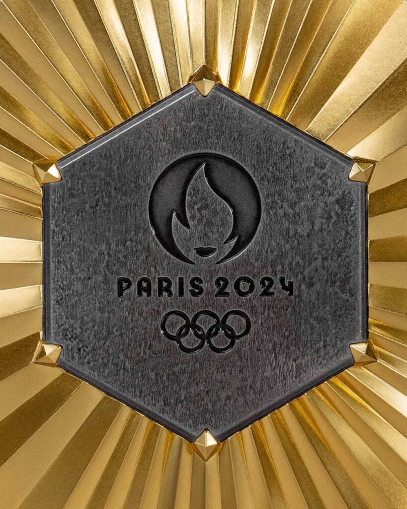 Detalle del hexágono hecho con hierro de la Torre Eiffel en cada una de las medallas