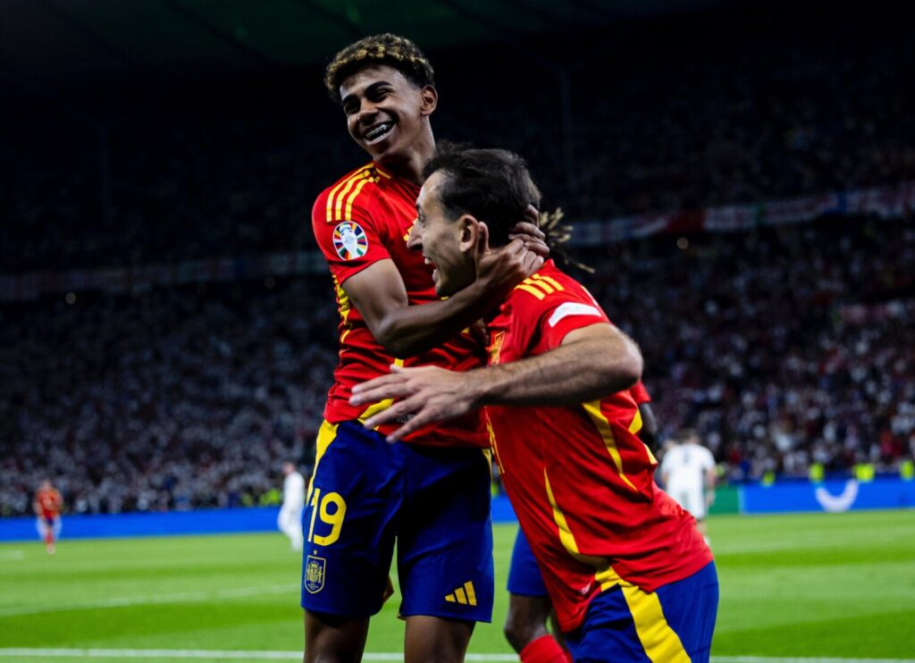 Lamine Jamal celebra el gol de Mikel Oyarzabal / Selección Española