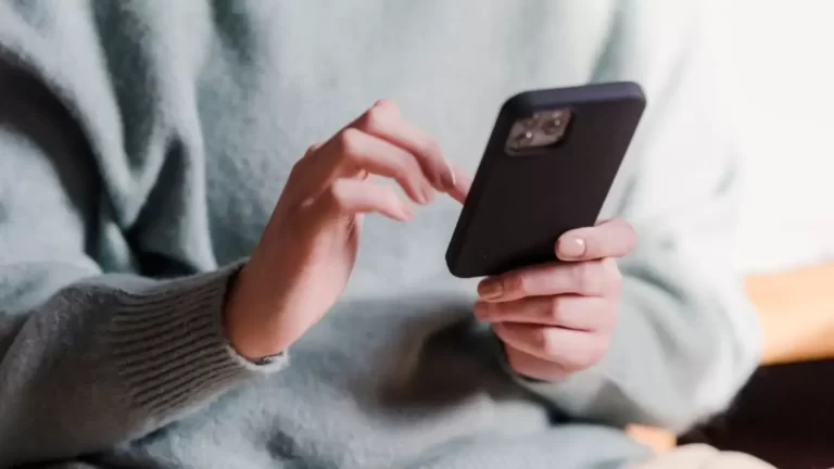 La acumulación de emails o fotos en los dispositivos pueden emitir tanto CO2 como 125 bombillas