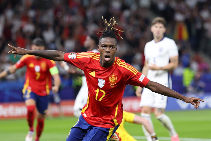 Nico Williams celebra el gol que marcó en la final de la Eurocopa frente a Inglaterra / EFE