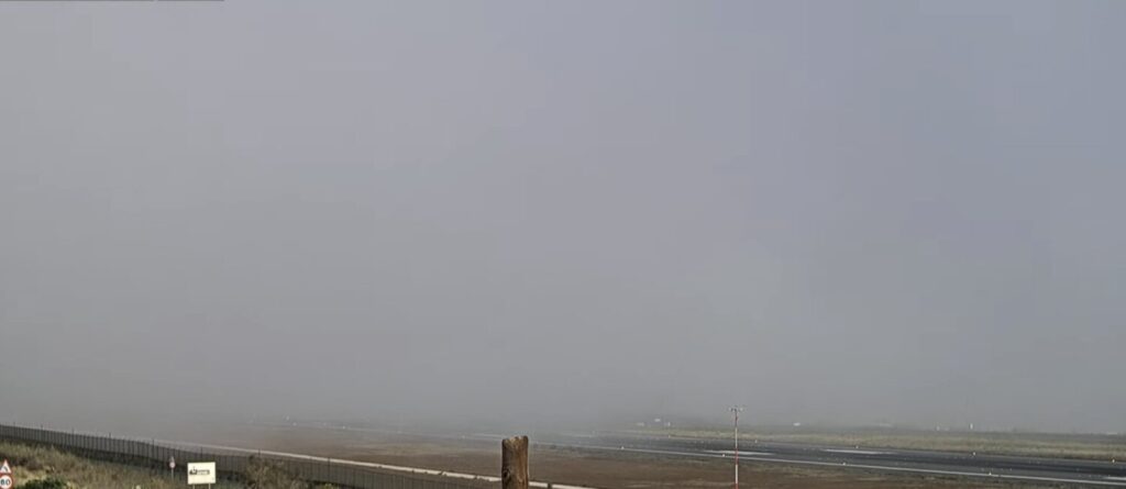 Situación del aeropuerto Tenerife Norte a las 9:20 de la mañana desde la webcam del perfil de YouTube LanzaroteWebcam