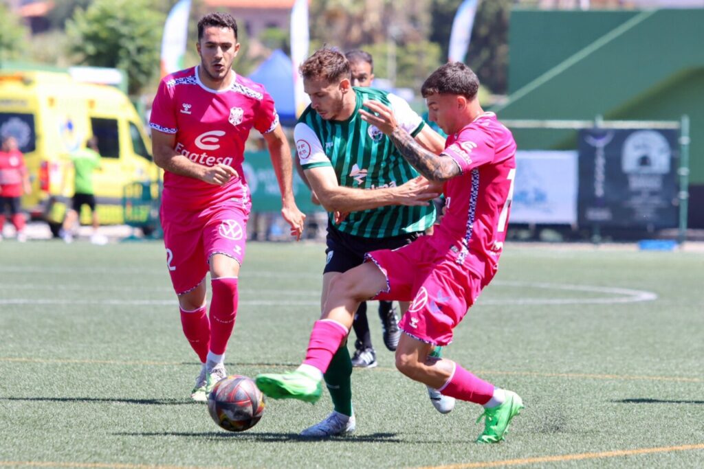 El partido entre el Atlético Paso y el CD Tenerife se ha convertido en uno de los clásicos de la pretemporada para ambos equipos / Atlético Paso