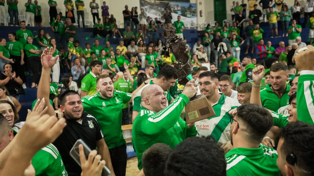 Pedro Hernández, puntal del Unión Antigua con el trofeo de título de campeón