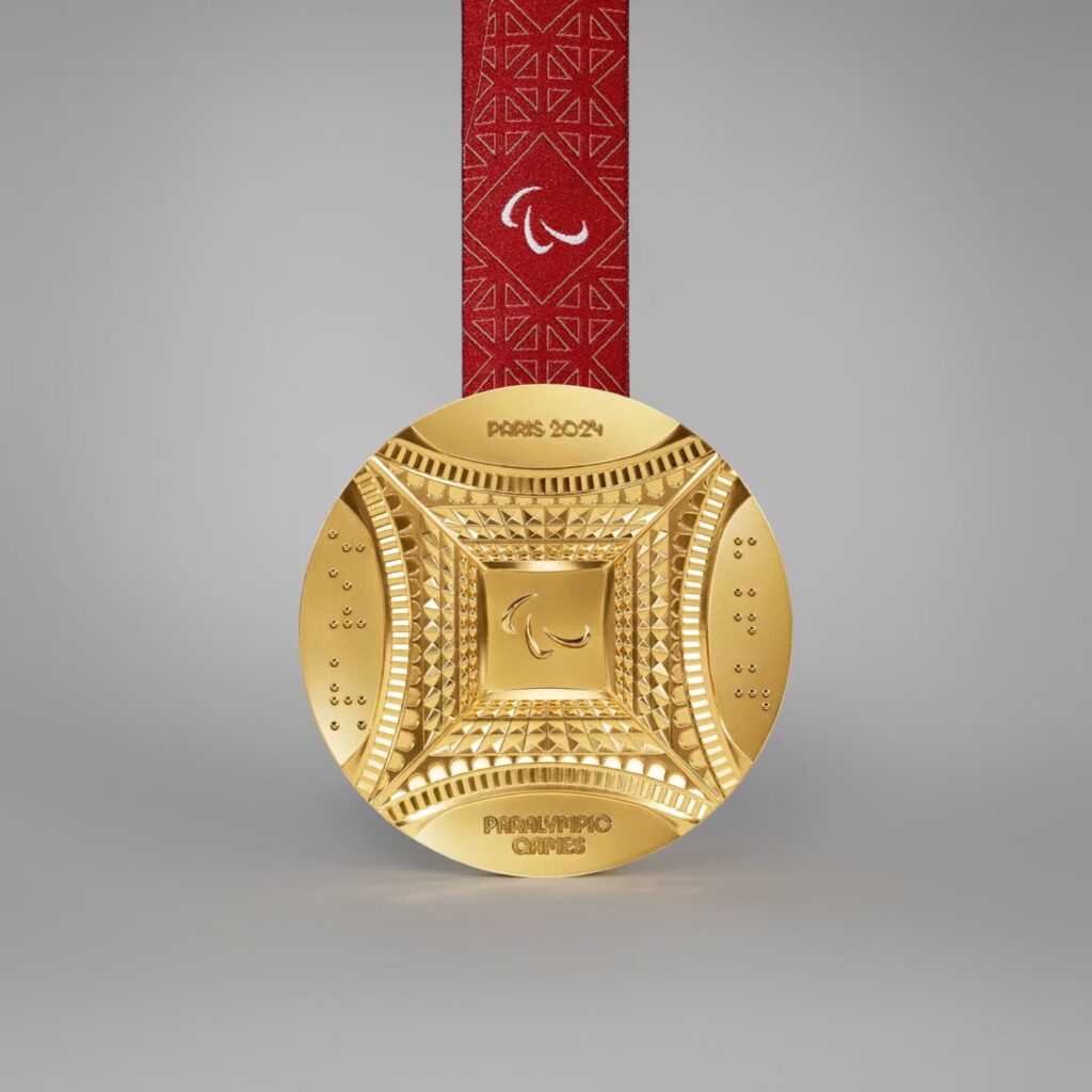 Detalle de la medalla paralímpica en el que se han añadido elementos como el lenguaje de braille universal