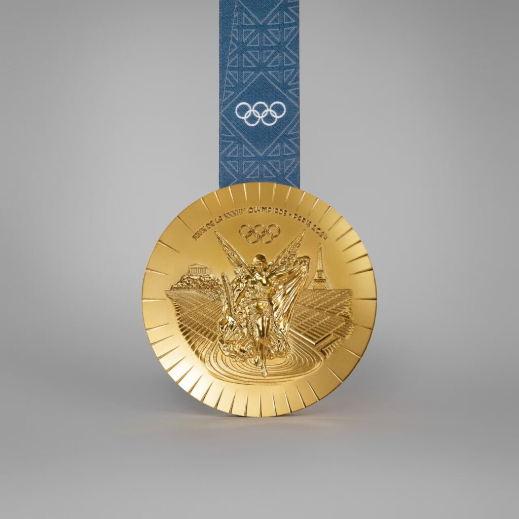 Reverso de las medallas de los Juegos Olímpicos de París que por primera vez recoge la Torre Eiffel junto a la diosa de la victoria Atenea Nike