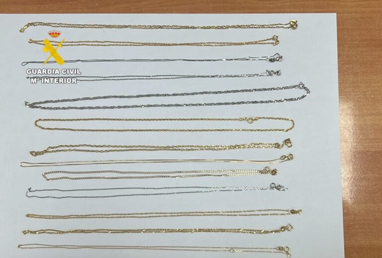 Dos detenidos en Costa Teguise por el robo de 16 cadenas de oro