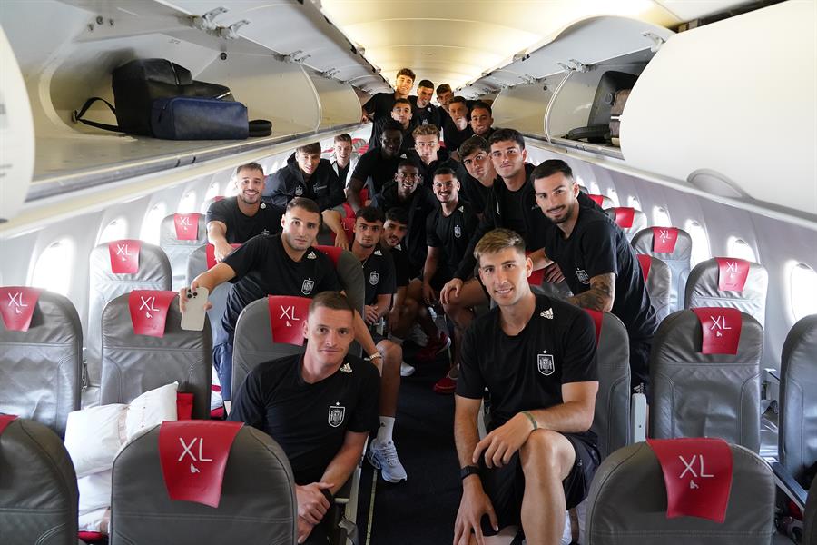 La selección española de fútbol masculino que participará en los Juegos Olímpicos de París durante su viaje a Francia / EFE